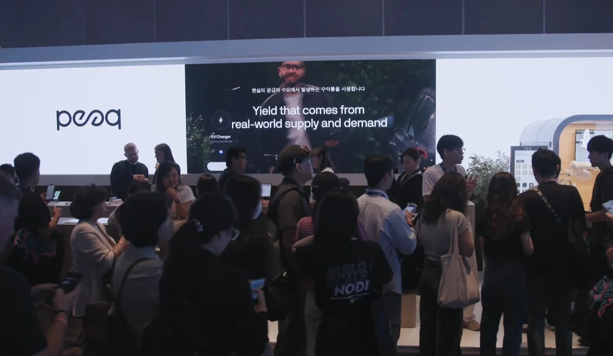 IUM 공개 자료: Visitors at the peaq demonstration booth